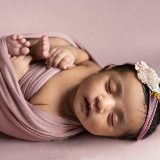 newborn baby parent posing photography abudhabi by saheera