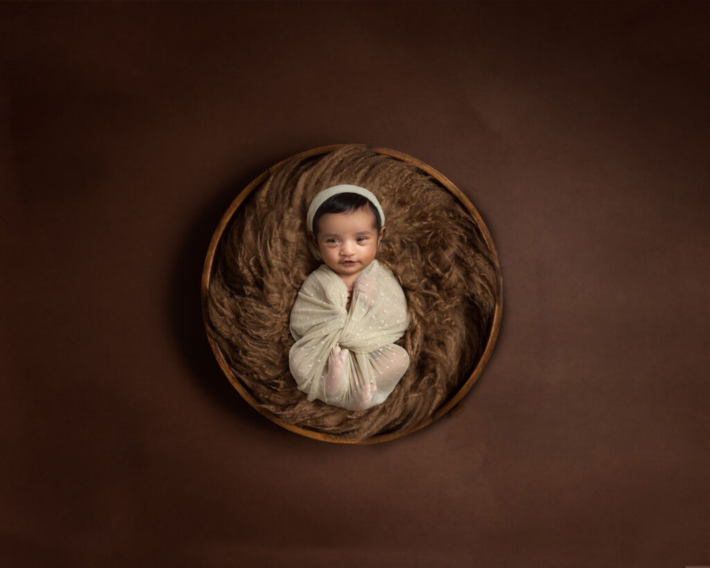 newborn baby parent posing photography abudhabi by saheera