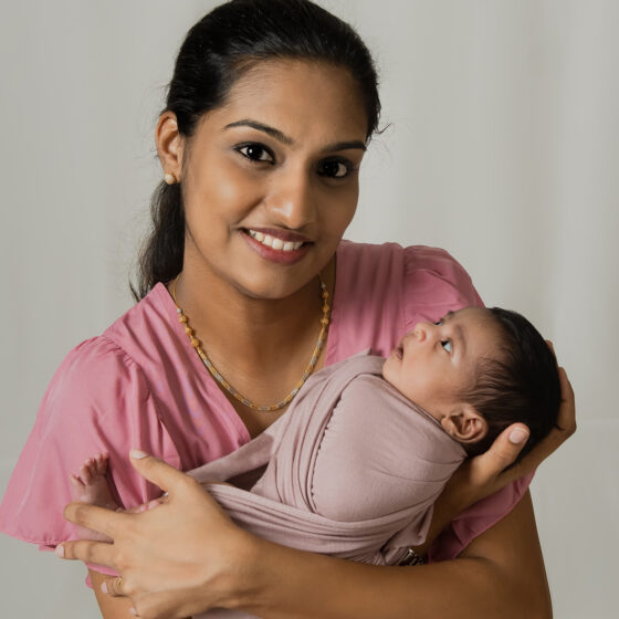 newborn baby parent posing photography abudhabi by saheera